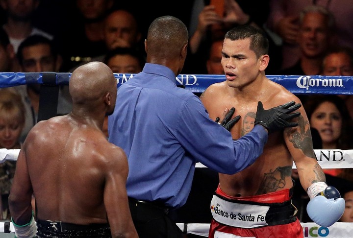 Ako od krokodíla. Boxer nosí na prívesku vyrazený Mayweatherov zub